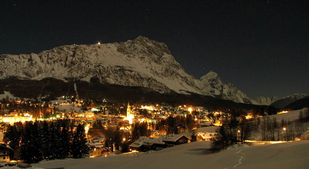 Una veduta notturna di Cortina d'Ampezzo