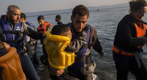 Migranti, nuova strage. Tredici morti su un barcone diretto in Italia