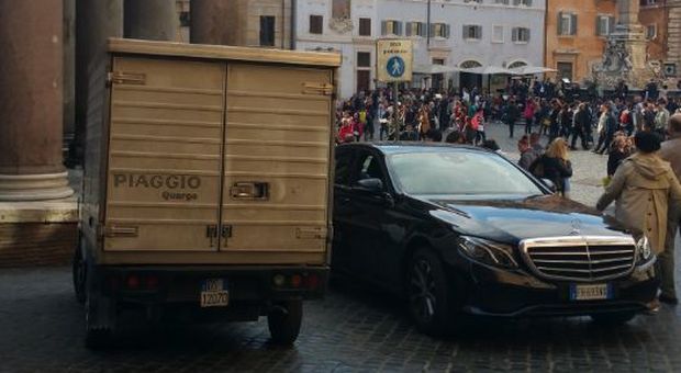 Roma, dopo Parigi massima allerta: ma isole pedonali invase dalle auto
