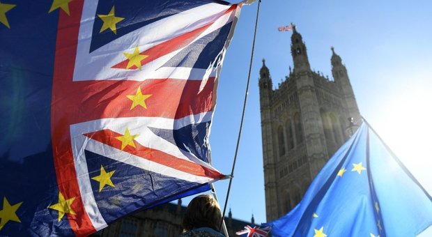 Brexit, c'è l'intesa fra Londra e Bruxelles: May convoca il governo per il via libera