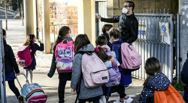Vaccini Lazio, allarme dei presidi: «Troppi docenti senza dosi». Chiuse due scuole