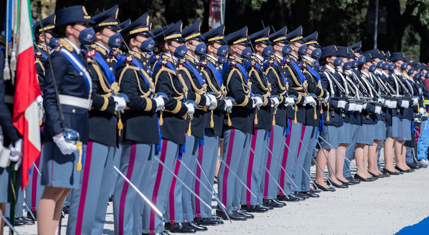 Schieramento di poliziotti a una delle cerimonie svoltesi in Italia