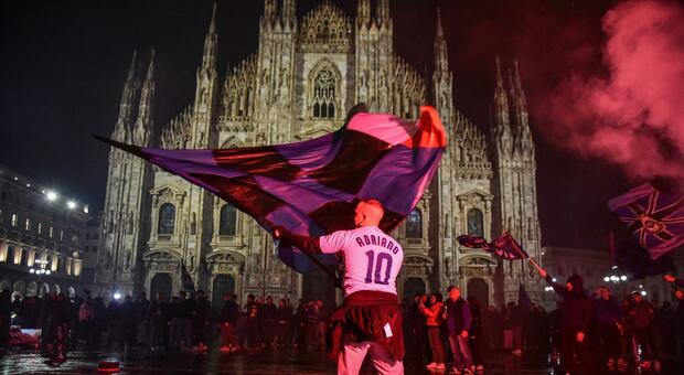 Inter, la festa dei tifosi in città: piene Piazza Duomo e le vie del centro tra cori e sfottò
