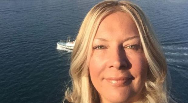 Donna caduta in mare dalla nave di crociera e salvata dopo 10 ore: il suo racconto non convince