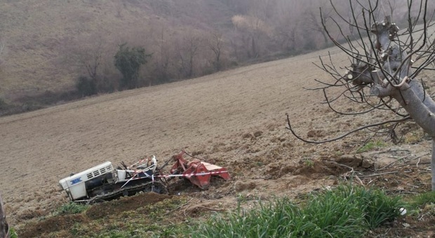 Ponzano, schiacciato dal suo trattore mentre lavora la terra: muore a 80 anni