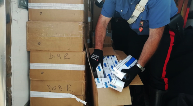 Napoli, 595 chili di sigarette nel box: carabinieri denunciano un 39enne