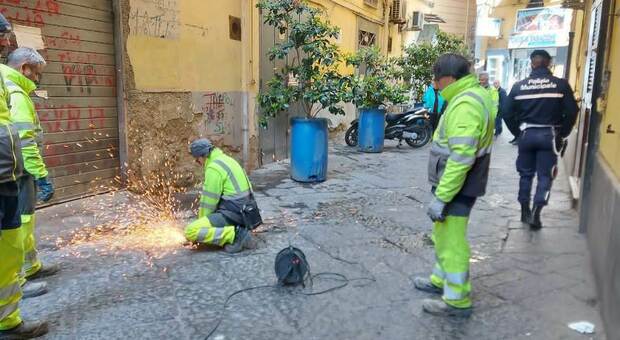 Paletti abusivi per i posti auto, scatta la rimozione a Napoli