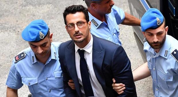 Fabrizio Corona torna in carcere: «Ha violato le disposizioni del tribunale, è insofferente alle regole»