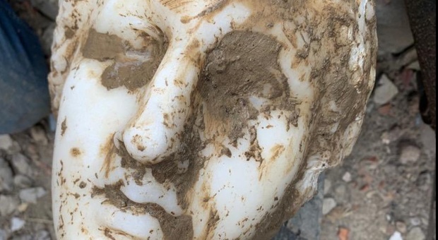 Roma, una testa di marmo riaffiora da piazza Augusto Imperatore: «Preziosa testimonianza del passato»