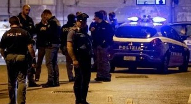 Napoli, colpi di pistola contro il portone di casa: l'uomo ha un malore e finisce in ospedale