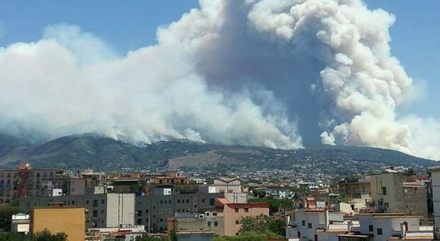 Roghi sul Vesuvio, torna l'incubo di quattro anni fa: «Rifiuti incendiati»