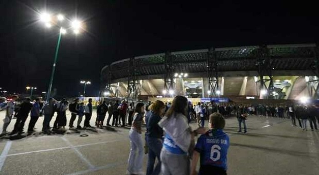Napoli, 42enne trovato morto dentro lo stadio: precipitato da 20 metri. Era entrato senza biglietto