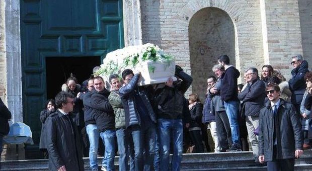 Chiesa gremita al funerale di Pazzi Una folla di amici per l'ultimo saluto