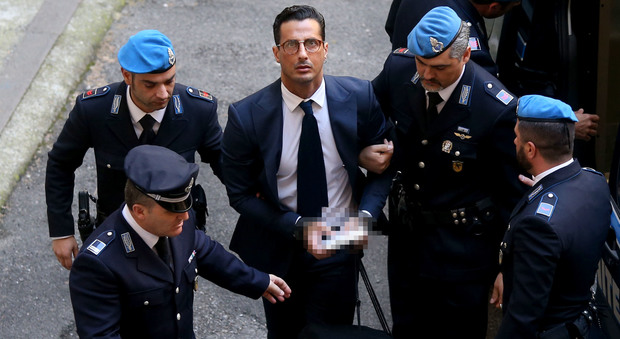 Fabrizio Corona a processo, e arrivano anche le Donatella (LaPresse)