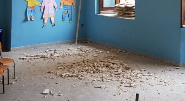 Campania, crolla il solaio dell'asilo tre bambini sotto choc: ricoverati