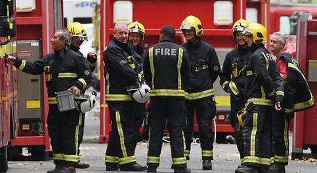 Londra, incidente fra due bus e un'auto: un morto e 15 feriti, arrestato l'automobilista