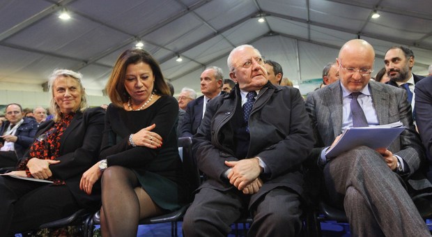 Parlamentari M5S lasciano il convegno con De Micheli: «Comizio per De Luca»