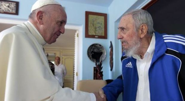 La stretta di mano tra Papa Francesco e Fidel Castro (Ap)