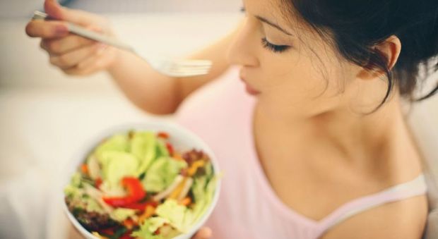 Dieta, "mangiare in piedi fa ingrassare": gli esperti spiegano il motivo