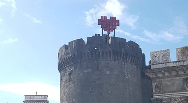 Il Cuore abbandonato su una torre di Porta Capuana