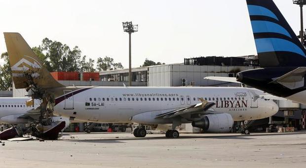 Libia, missili su aeroporto di Tripoli: feriti