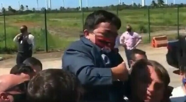 Jair Bolsonaro, la gaffe del presidente brasiliano: prende in braccio un nano scambiandolo per un bambino