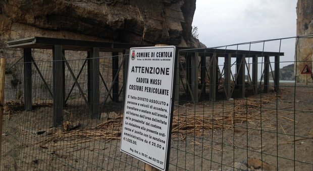Palinuro, l'Arco naturale è off limits: spiaggia vietata ai bagnanti