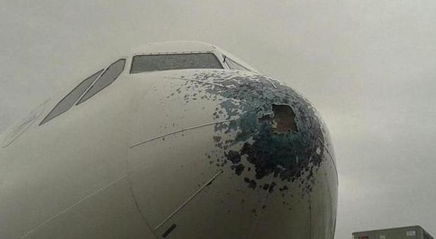 Tempesta di grandine danneggia l'aereo in volo