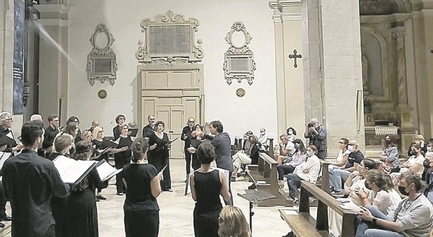 «Green Pass? No, io devo pregare»: proteste no vax all'evento nella basilica di San Paterniano