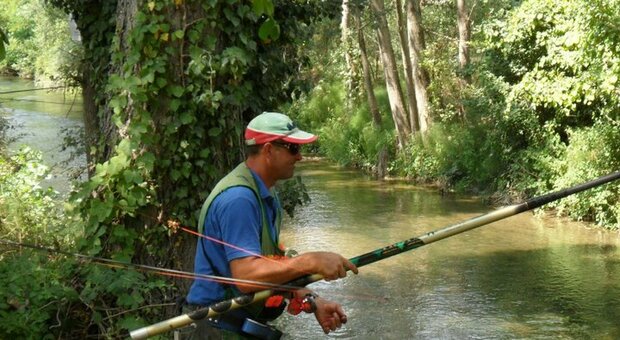 Niente trote, la pesca sportiva è ferma: «Si stravolgono gli equilibri sui fiumi»
