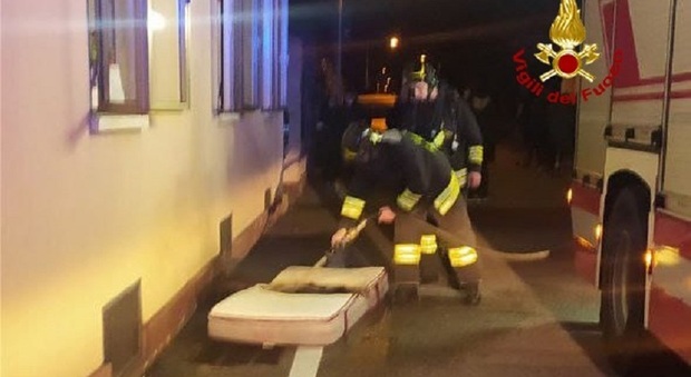 Incendio a Treviso, materasso a fuoco evacuato un condominio