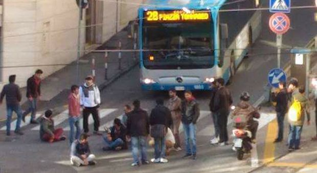 Mensa inagibile: sit in dei profughi in strada, bloccano l'autobus