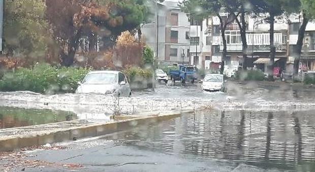 Nubifragio a Napoli: auto bloccate nell’acqua al viale Traiano