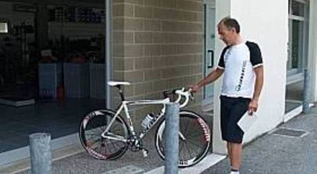 Ennio Salvador mostra una delle biciclette rimaste dopo il furto dell'ultima volta