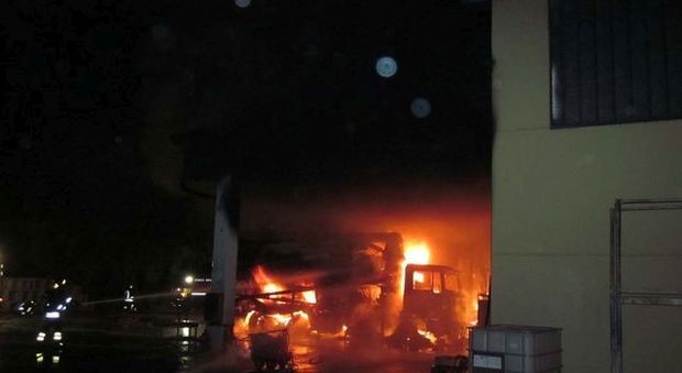 Rogo all'alba: bruciano i mezzi di un'azienda edile