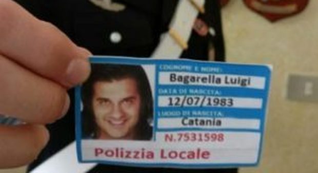 Tesserino della "polizzia locale" e foto di Mauro Marin del Gf: truffatore arrestato