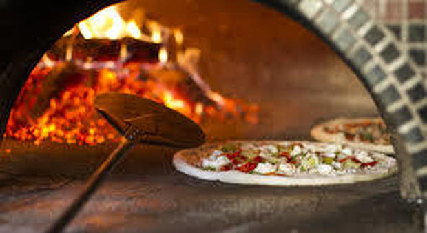 Blitz dei Nas in una pizzeria del Napoletano: sequestrato un quintale di cibo