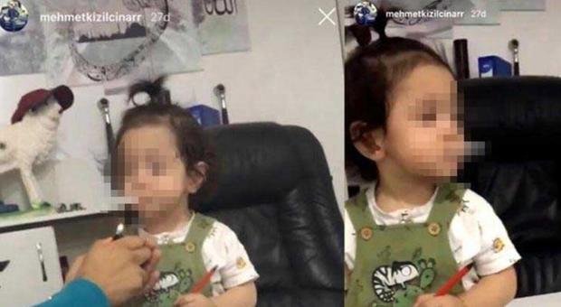 Fa fumare una sigaretta alla nipotina di 3 anni e posta il video su Instagram: arrestato lo zio