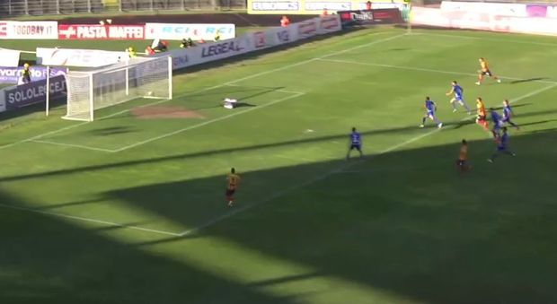 Mancosu realizza l'1-0 per il Lecce contro l'Andria