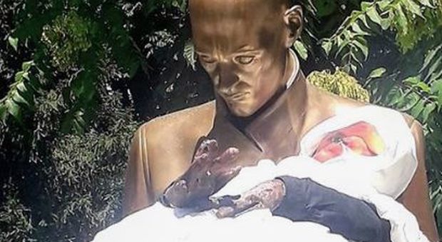 Montanelli, un'artista attivista aggiunge alla statua una bambina: «Questa è la schiava sessuale che comprò»