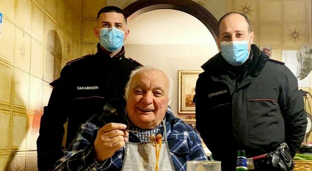 Roma, anziano non si può muovere, è vedovo e disabile: i carabinieri gli portano la cena offerta dal ristoratore