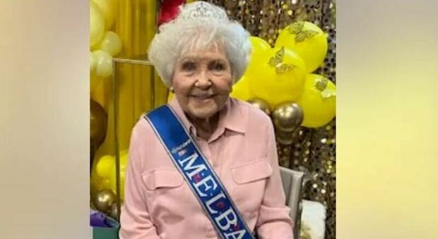 In pensione a 90 anni: Melba non ha mai saltato un giorno di lavoro in 74 anni. Il suo capo: «Una madre per tutti noi»