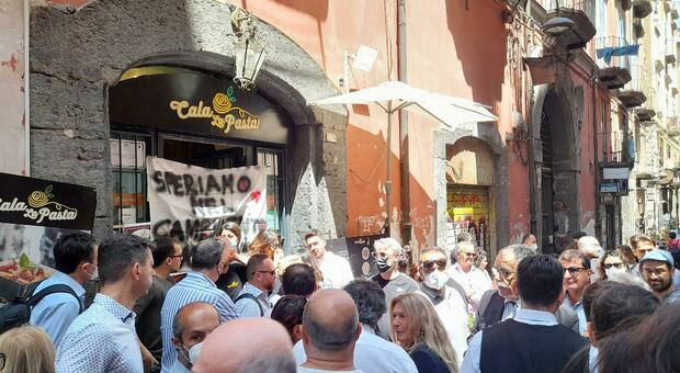 Napoli, raid al ristorante “Cala la pasta”; Fico incontra il proprietario: «Più telecamere a Forcella»
