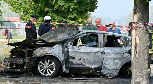 Torino, auto in fiamme vicino all'aeroporto: all'interno trovato un cadavere carbonizzato