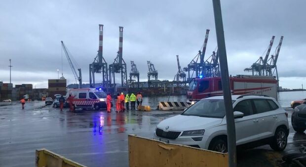 Incidente al porto di La Spezia, auto finisce in mare: morto il conducente, il passeggero nuota fino a riva e si salva