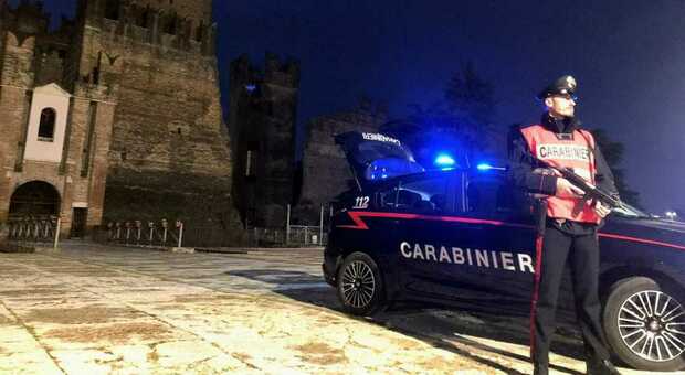 Caos in casa del nonno, trova il badante ubriaco: intervengono i carabinieri e scatta l'aggressione