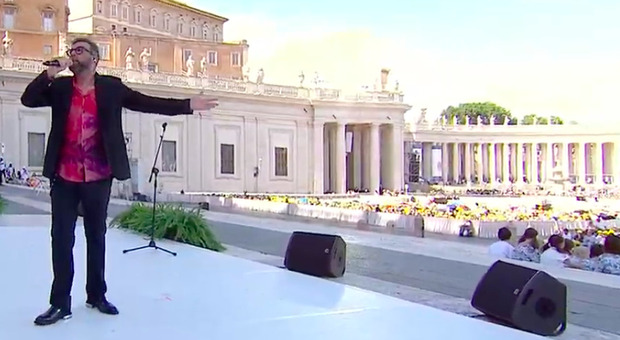 Vaticano, il sagrato trasformato nel Festival (flop) della Fratellanza, il Papa dal Gemelli: «No alla guerra»