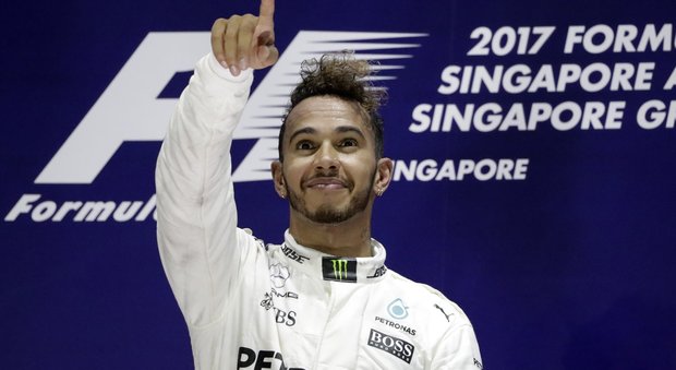Gp Singapore, Hamilton ammette: «Dio mi ha benedetto. Peccato Vettel»