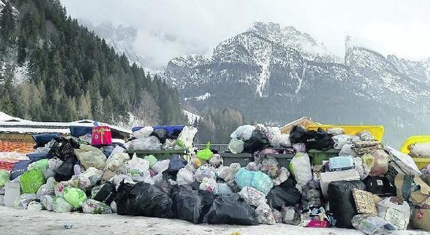 Montagne di rifiuti ovunque: immenso lavoro per ripulire le valli