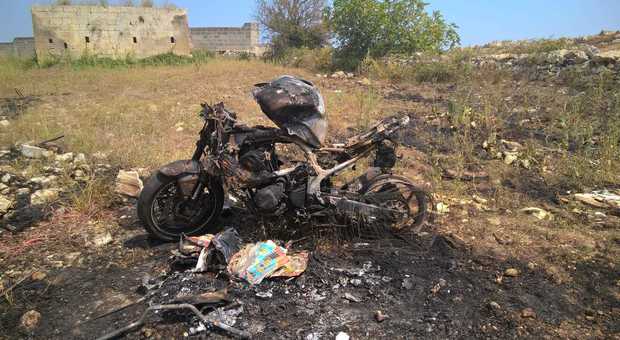 Terrore in gioielleria: rapina all'apertura nel centro commerciale La moto ritrovata bruciata in campagna